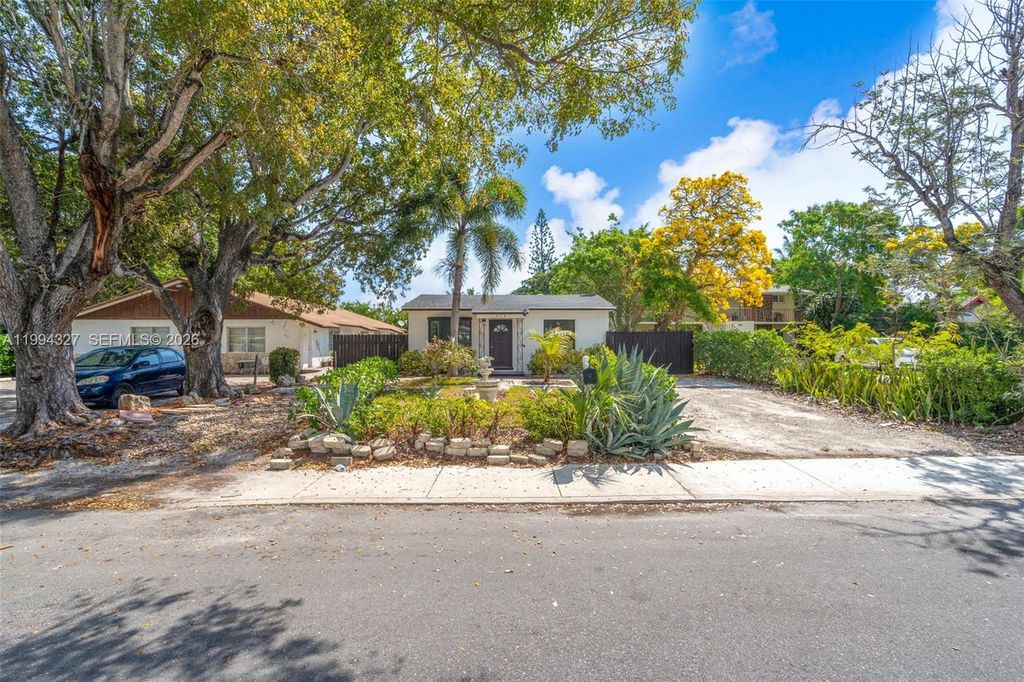 Photo of 914 S L St, Lake Worth, FL 33460 (MLS # A11994327)