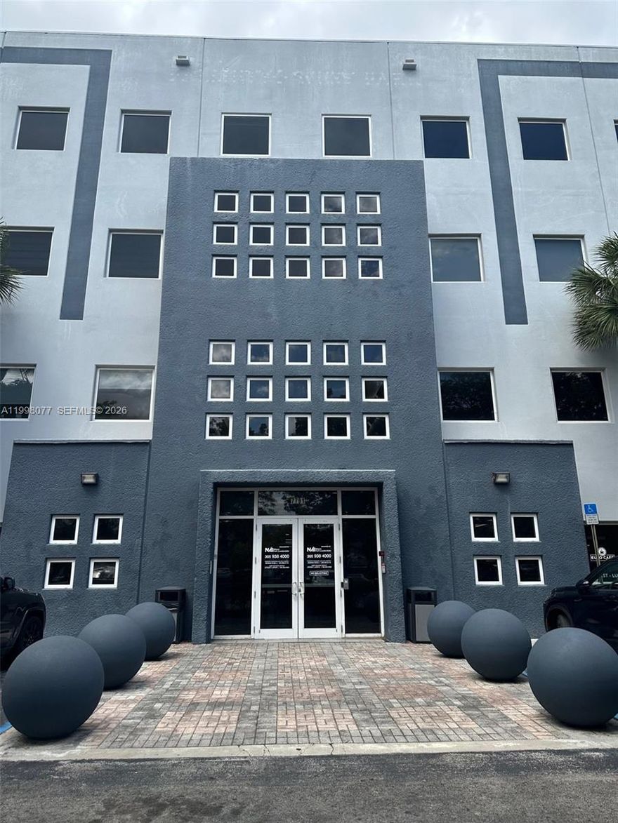 Fabulous glass partitioned office space !  Reception, conference room plus 4 offices!! Furnished or unfurnished.
965 square feet, lots of natural light,  large conference rooms available for free upon request, onsite restaurant, onsite security and management!!