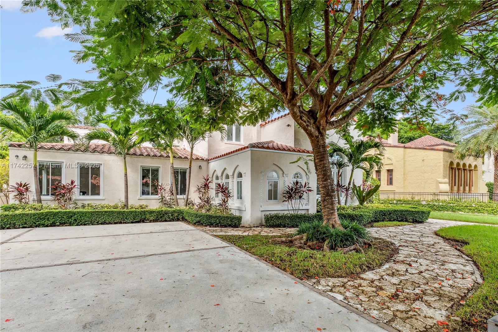 SPANISH COURT - Residential