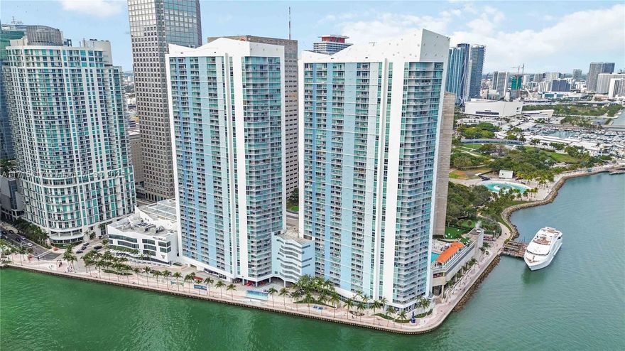 Charming 1-bedroom, 1-bathroom furnished apartment with stunning vistas of Biscayne Bay, the Miami River, and the Brickell skyline. The unit features Italian cabinetry in the kitchen, equipped with stainless steel appliances and granite countertops, alongside a marble bathroom vanity and hardwood flooring throughout. Building amenities include: 2 swimming pools, 2 fitness centers, a hot tub, 2 event spaces, a conference room, a convenience shop, and 24-hour security, valet parking, and concierge services. Ideally situated just minutes from South Beach, Coconut Grove, Coral Gables, the Design District, and the airport.