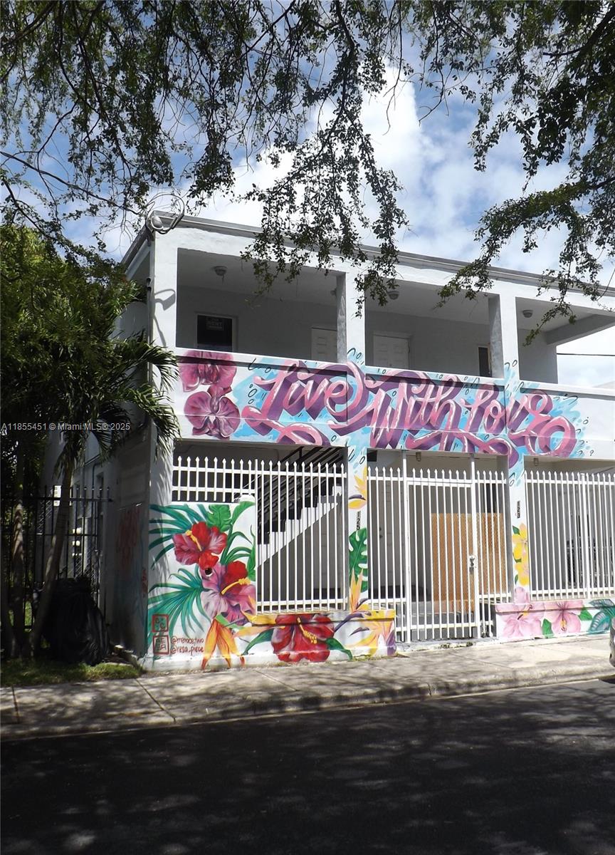 Perfectly located, well appointed for the Wynwood Miami lifestyle. Walking distance to transit, this central location puts you steps away from Wynwood, Downtown and the Performing Arts Districts.
This gated building offers designer interiors, wood grain tile, granite counter-tops and kitchenette. The layout & large square footage and onsite laundry, we are sure you will love calling this downtown studio home!