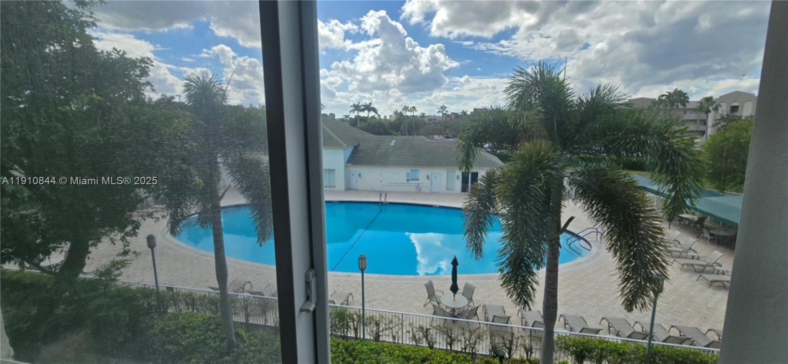 SOUTHAMPTON CONDOMINIUM J - Residential