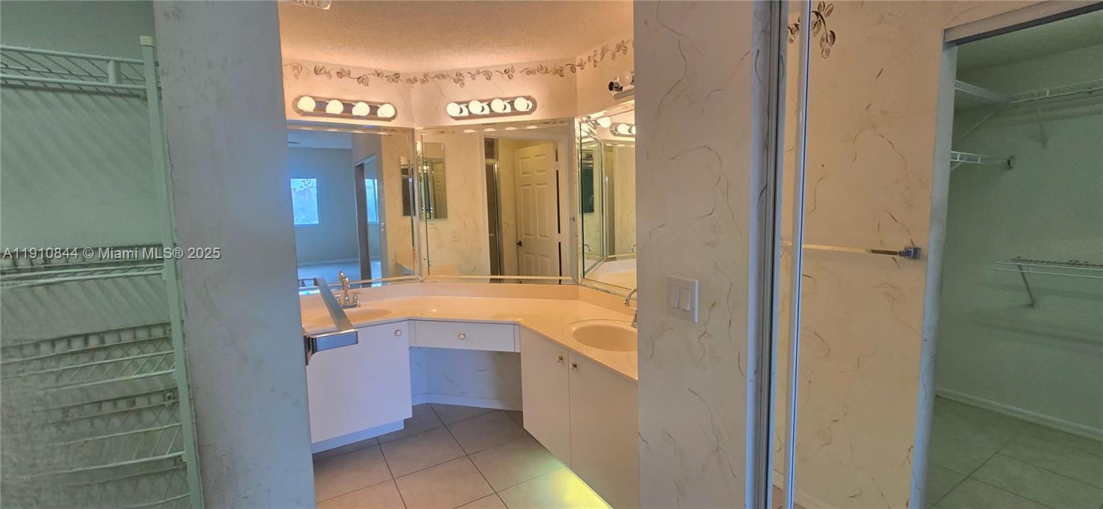 SOUTHAMPTON CONDOMINIUM J - Residential