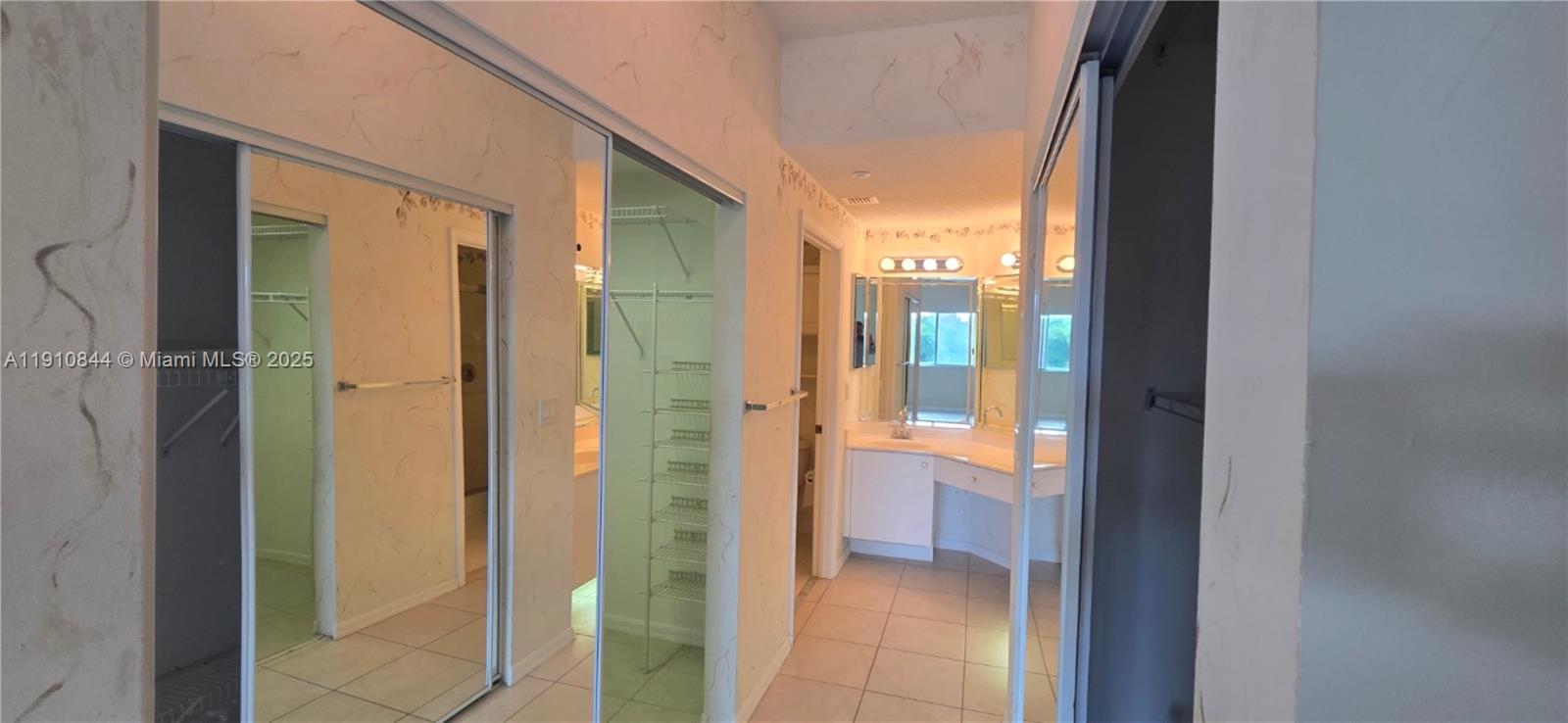 SOUTHAMPTON CONDOMINIUM J - Residential