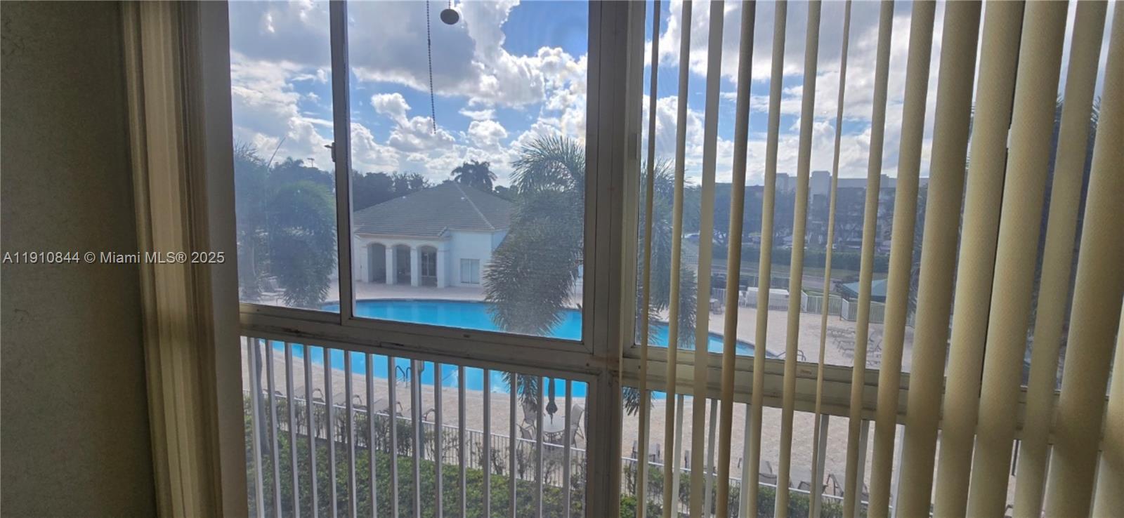 SOUTHAMPTON CONDOMINIUM J - Residential