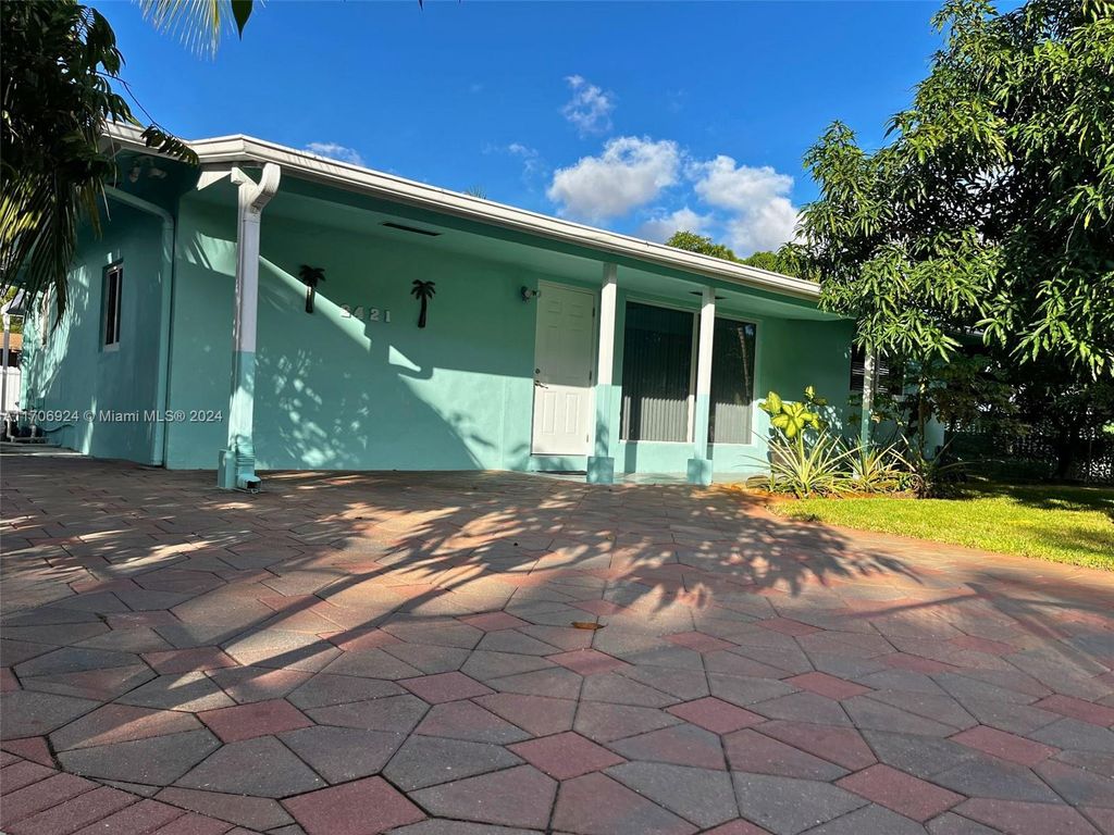 Photo of 2421 SW 9th St, Fort Lauderdale, FL 33312 (MLS # A11706924)