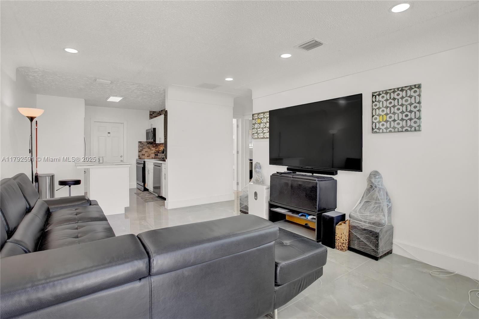 608 Nw 4th Ave B, Hallandale Beach, Broward County, Florida - 2 Bedrooms  
1 Bathrooms - 