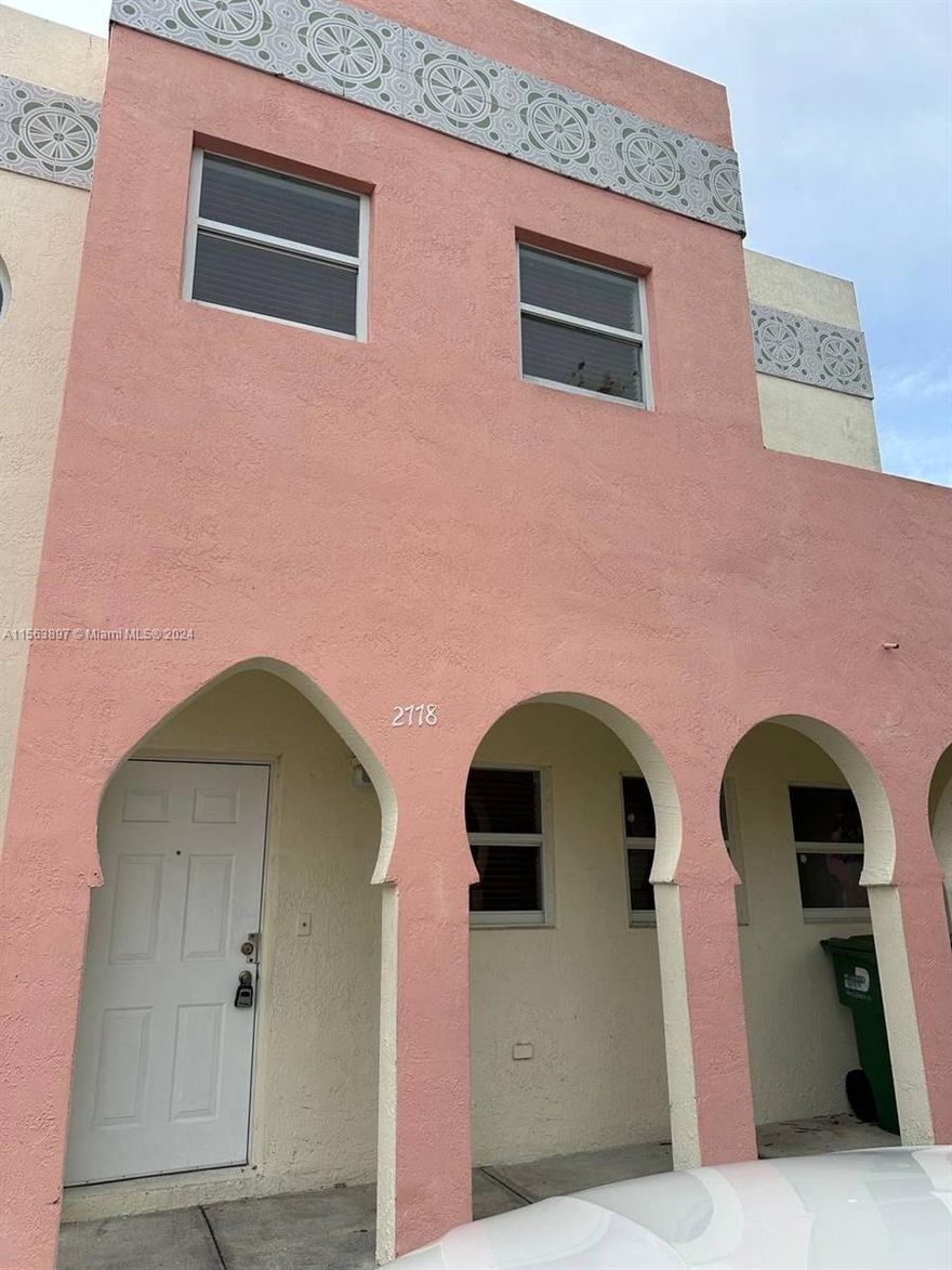 Great Location, townhouse 2 bed 2 and half bathrooms, tile flooring no carpet, with nice patio