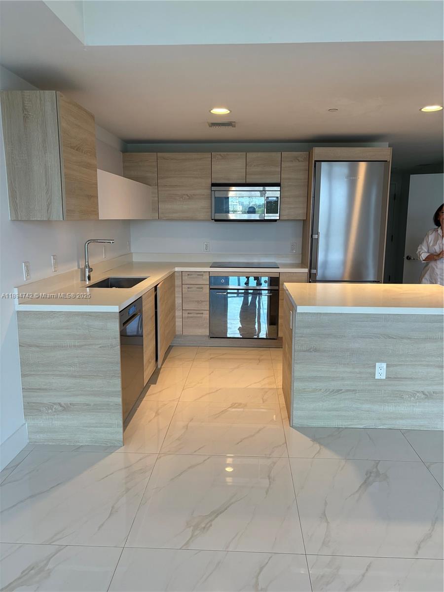 16385 Biscayne Blvd 504