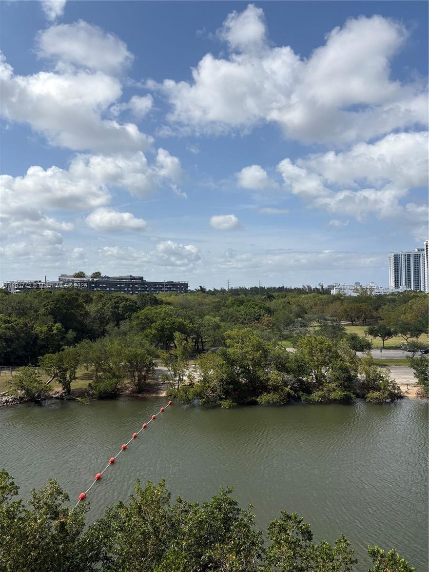 Lovely 2 bedroom plus a den overlooking the bay area. Building has many amenities including children's room ,r
restaurant bar , 2 assigned covered parking. Unit is in perfect move in condition.