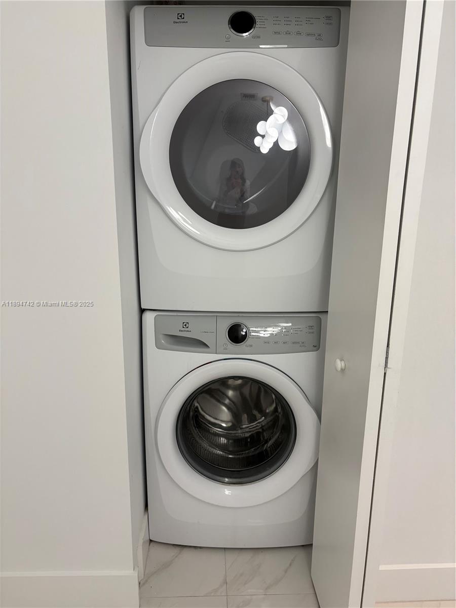 THE HARBOUR NORTH CONDO - Residential Lease