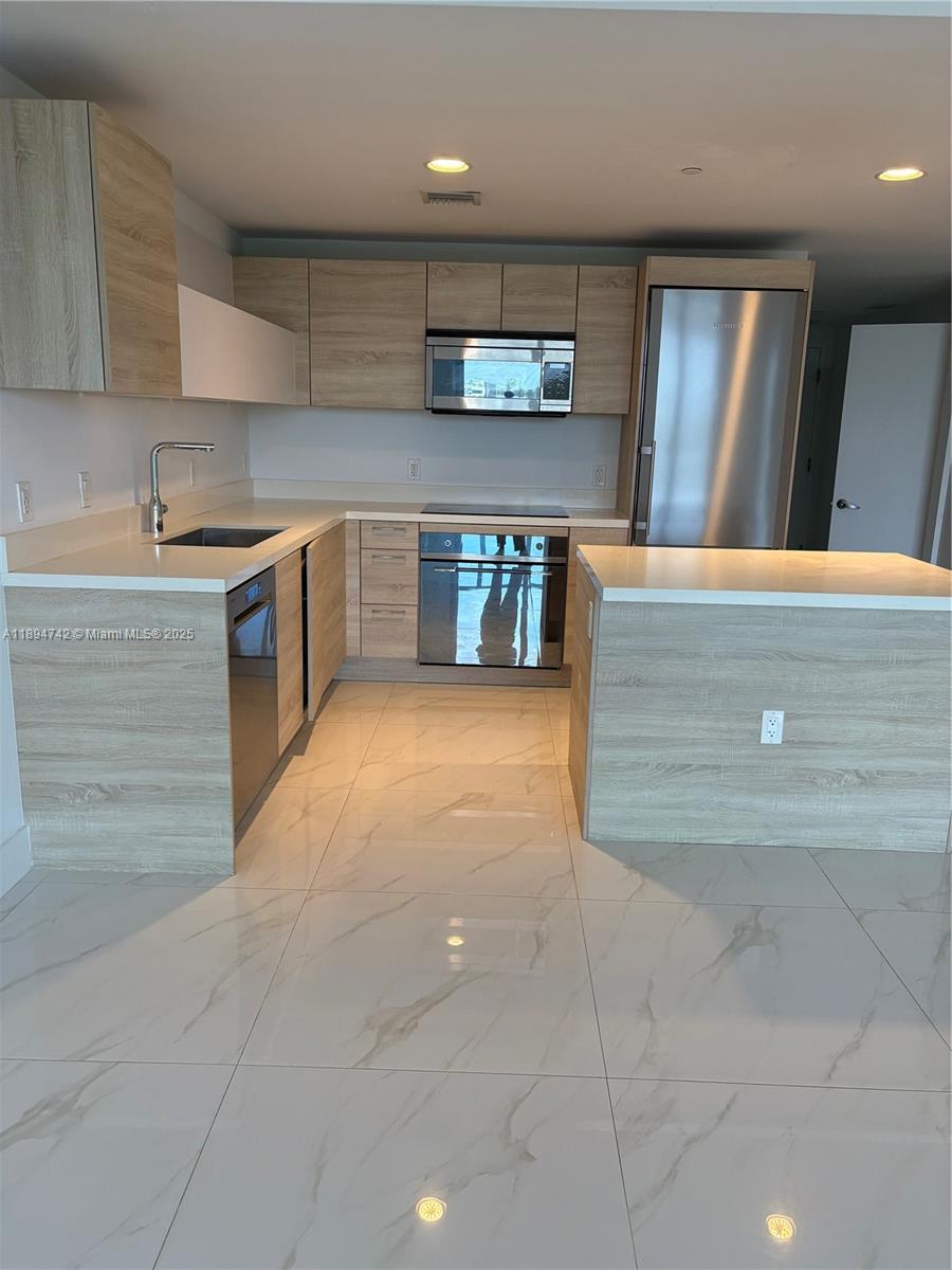 THE HARBOUR NORTH CONDO - Residential Lease