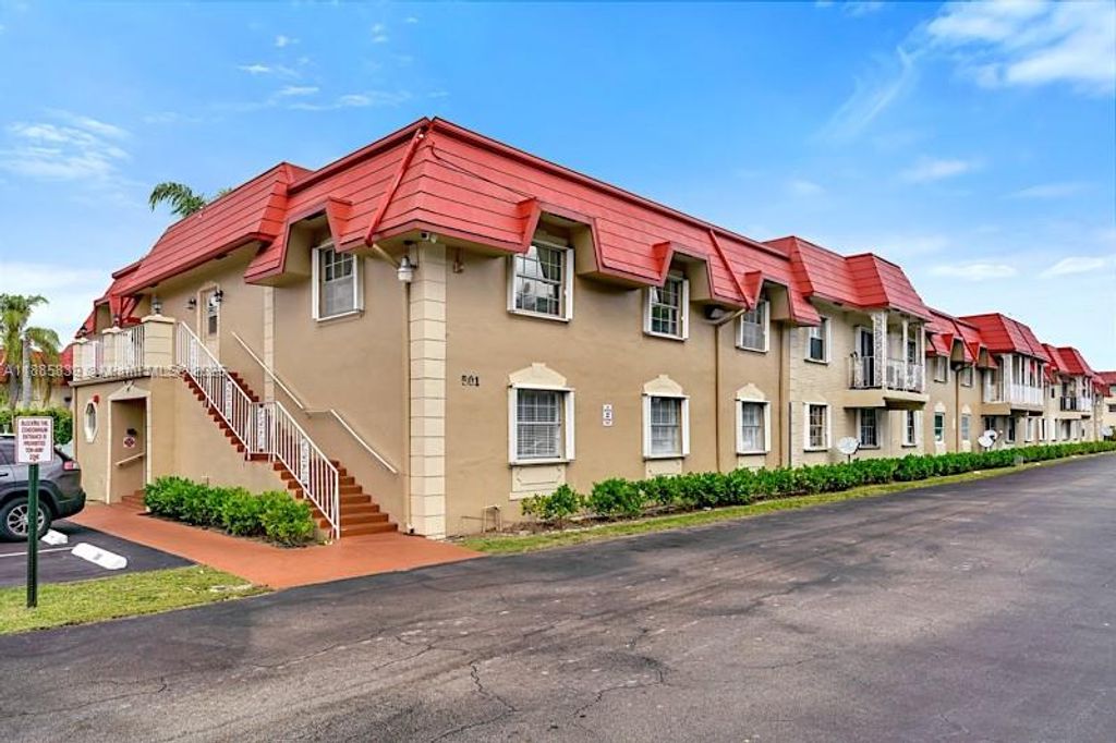 Photo of 501 SE 8th St #205, Deerfield Beach, FL 33441 (MLS # A11885839)