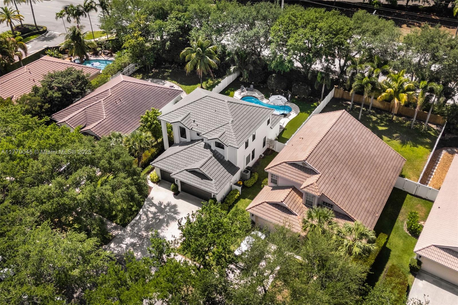 DELRAY LAKES - Residential