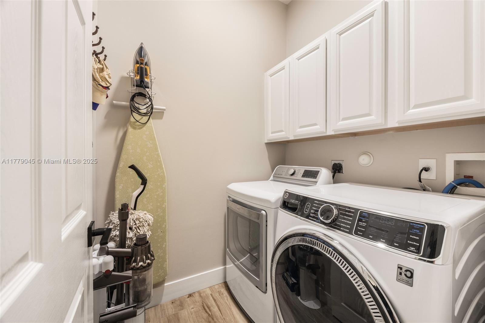 DELRAY LAKES - Residential