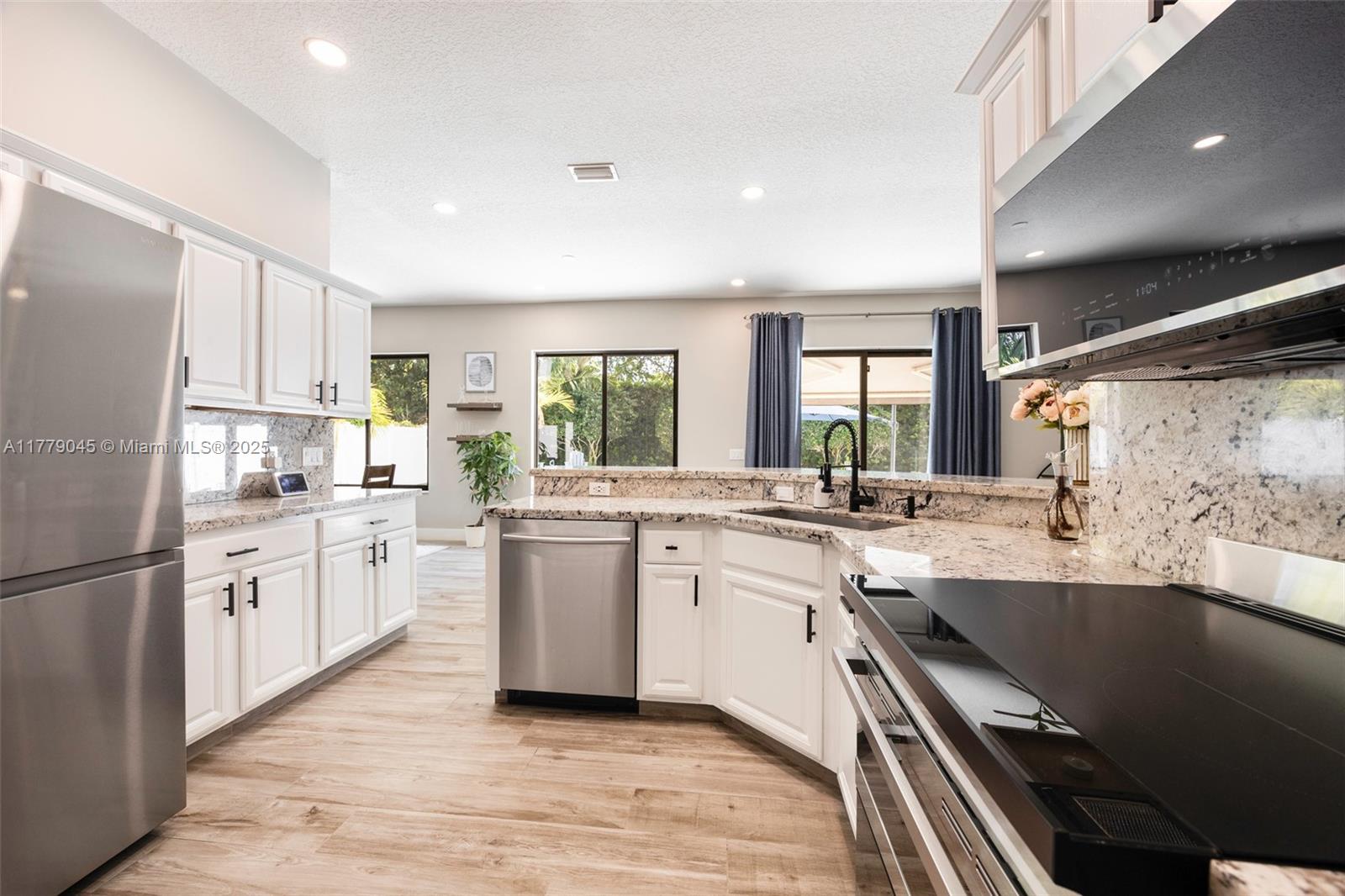 DELRAY LAKES - Residential