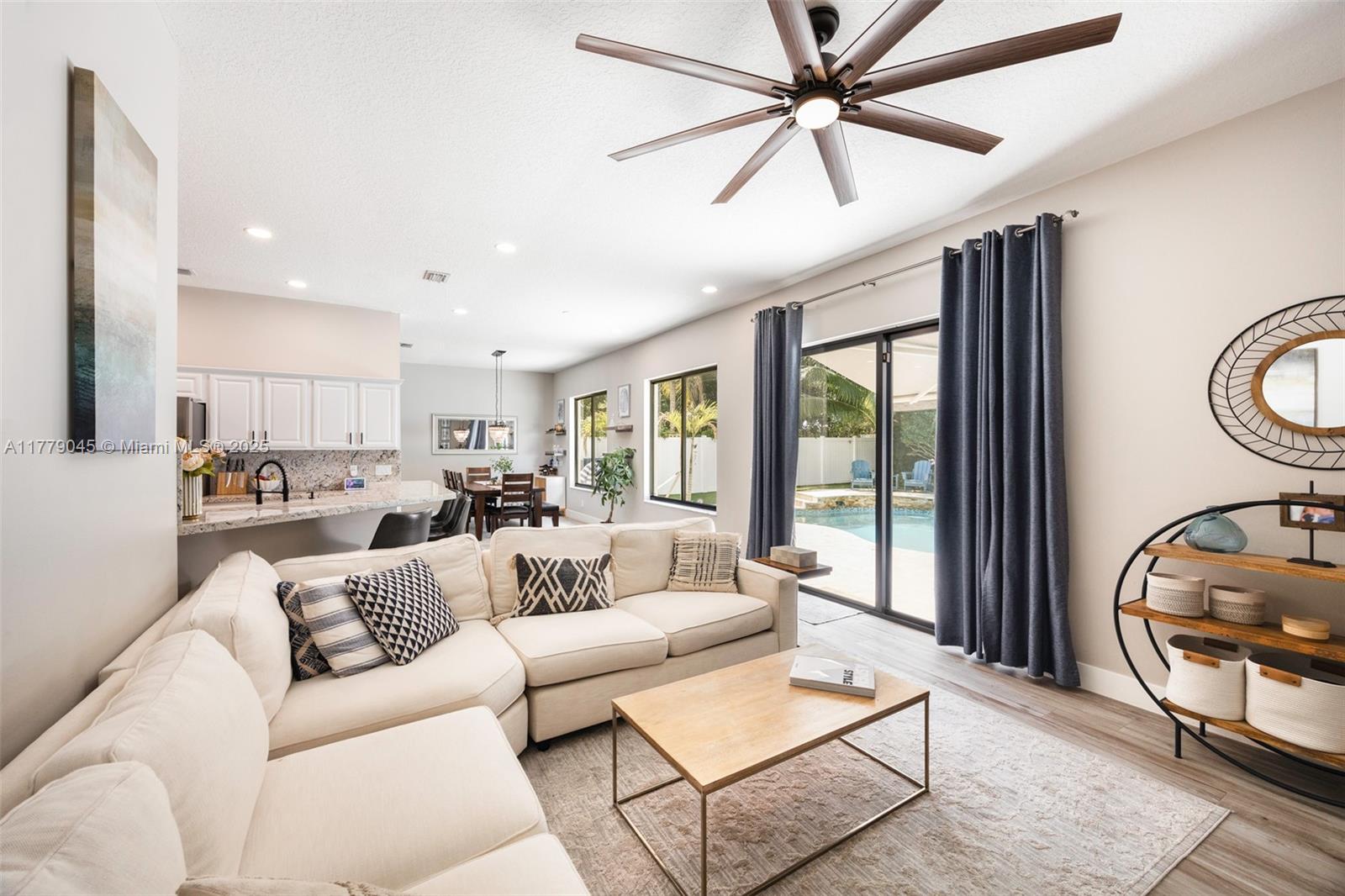DELRAY LAKES - Residential