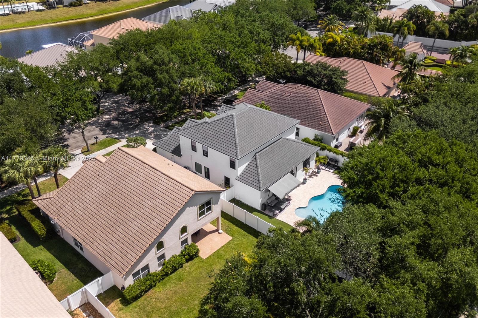 DELRAY LAKES - Residential