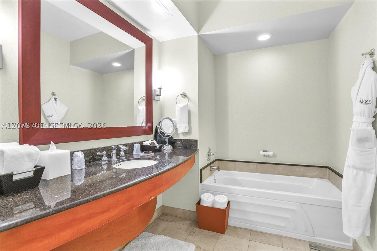 18001 Collins Ave 917