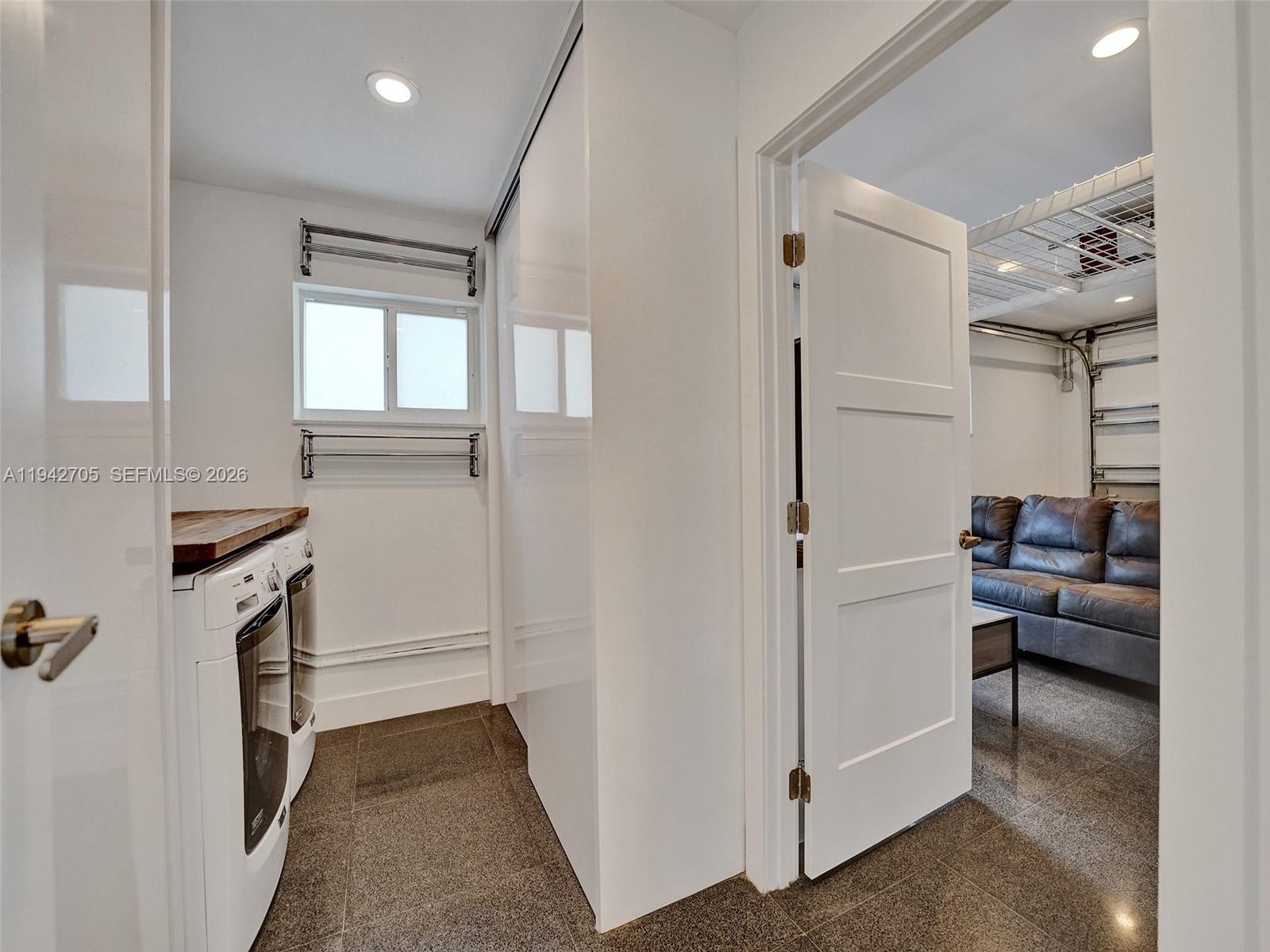 LAUDERDALE GROVES AMEN PL - Residential