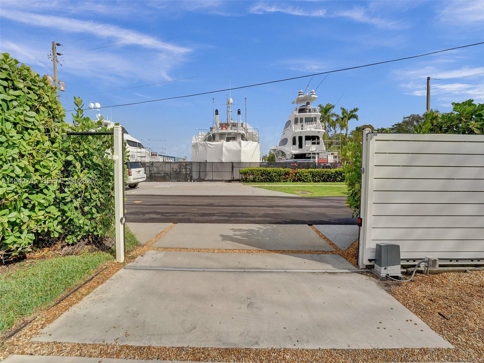 LAUDERDALE GROVES AMEN PL - Residential