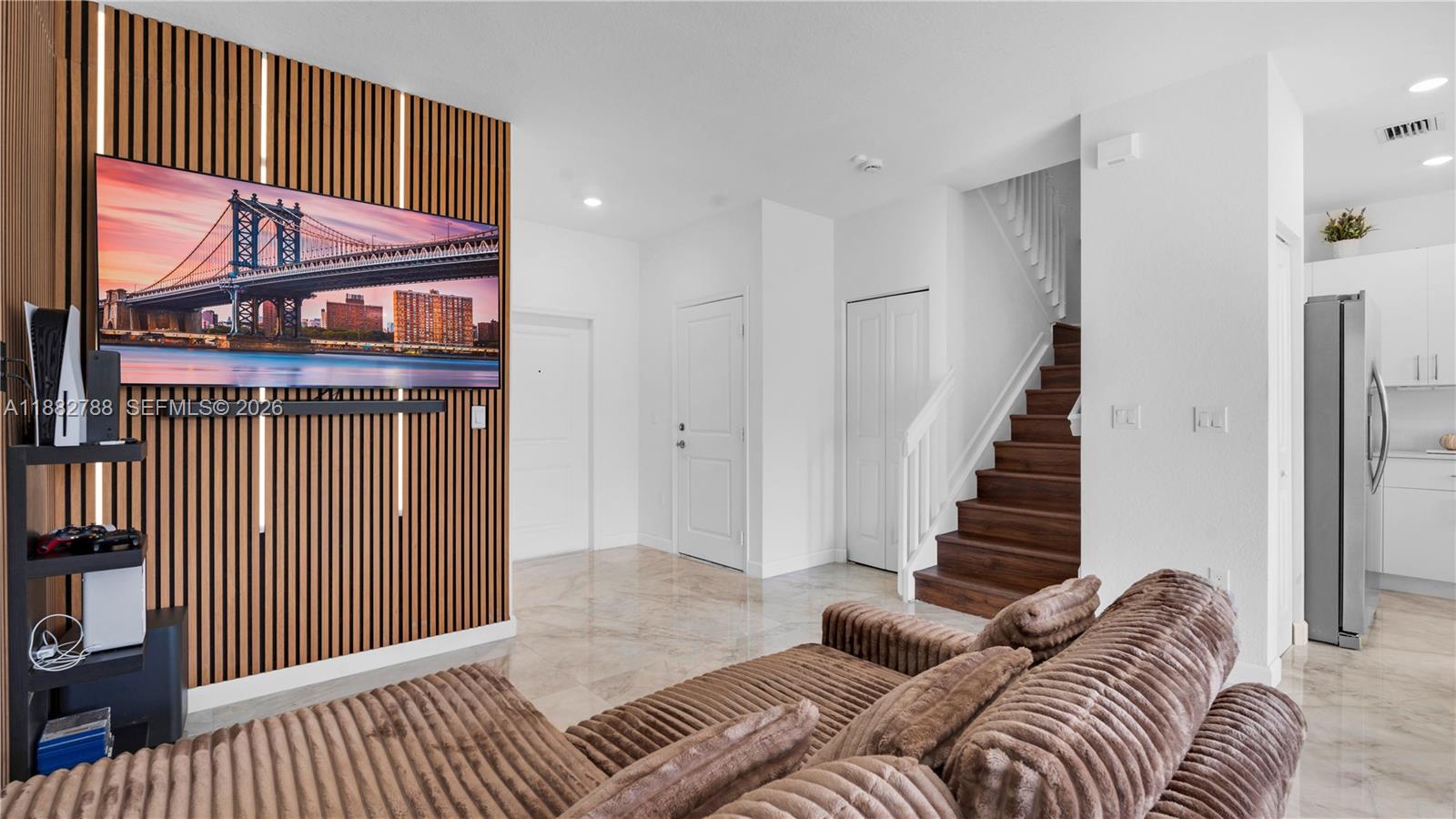 WYNDHAM LAKES PLAZA - Residential