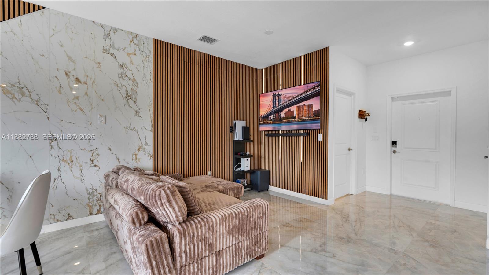 WYNDHAM LAKES PLAZA - Residential