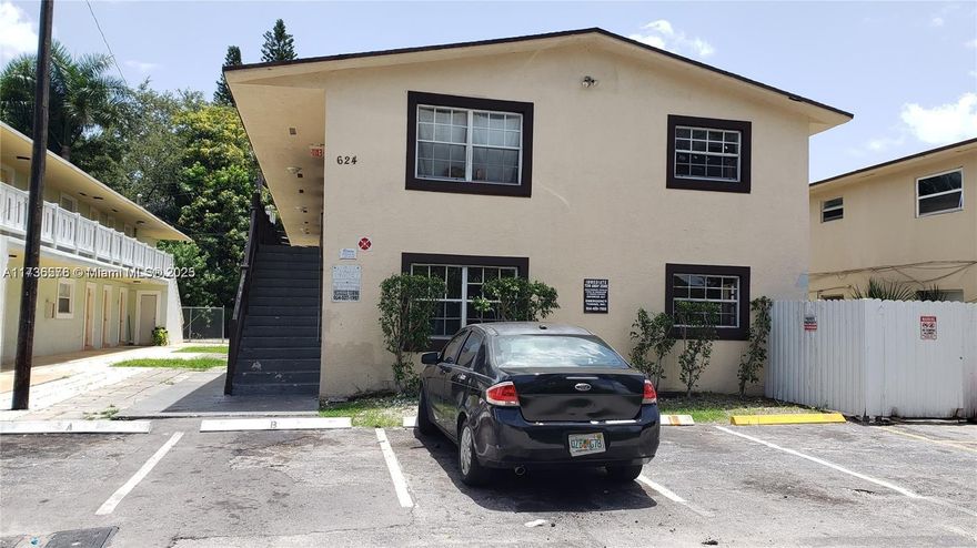 WOW! 4/2, 2ND  FLOOR, REMODELED.  SECTION 8 WELCOME!  THE BUILLDING HAS A LARGE FENCED YARD TO HANG OUT IN AND CHILDREN TO PLAY IN. ACROSS FROM THE HIGH SCHOOL. CLOSE TO EXPRESSWAYS. LAUNDRY ROOM ON SITE.