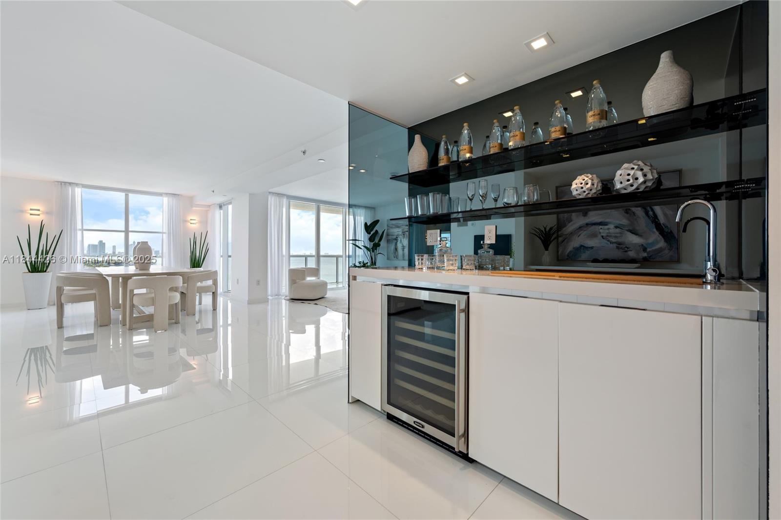 SUNSET HARBOUR SOUTH COND - Residential