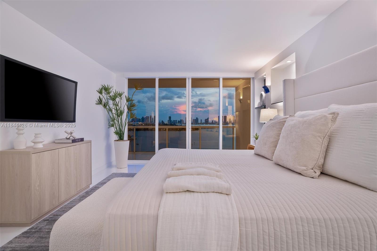 SUNSET HARBOUR SOUTH COND - Residential