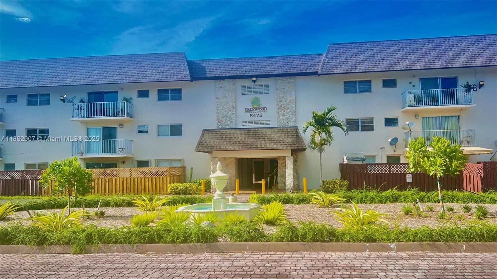 Corner unit 1/1 close to Baptist Hospital with spacious patio! Freshly painted with in-unit washer/dryer, new tile floors, new kitchen with stainless appliances, and new bathrooms. Close to Dadeland Mall, SR 826, Publix, Whole Foods & major expressways.