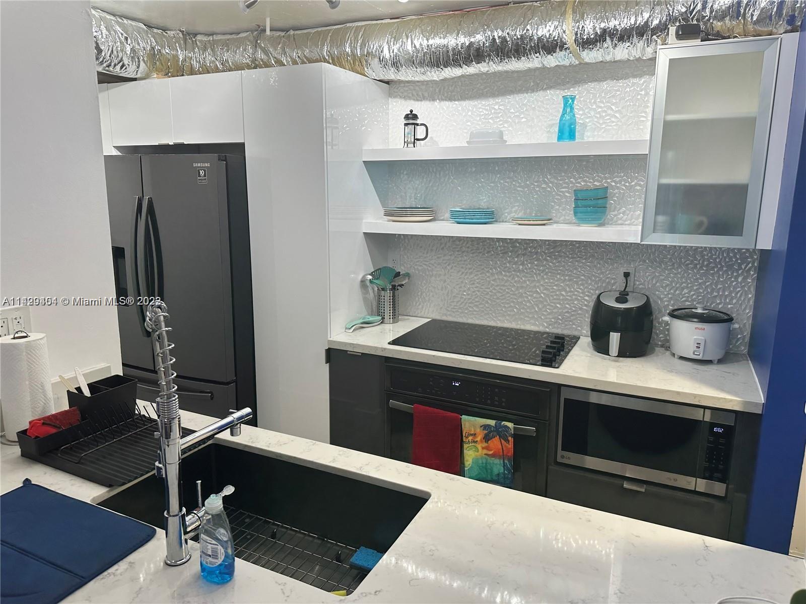 Outstandind 2/2 furnished in downtown building . Close to highways and train station . Building small renovation but private and safe . All furnished with great taste and quality. Apt has renovated kitchen , bath and more.
wont last