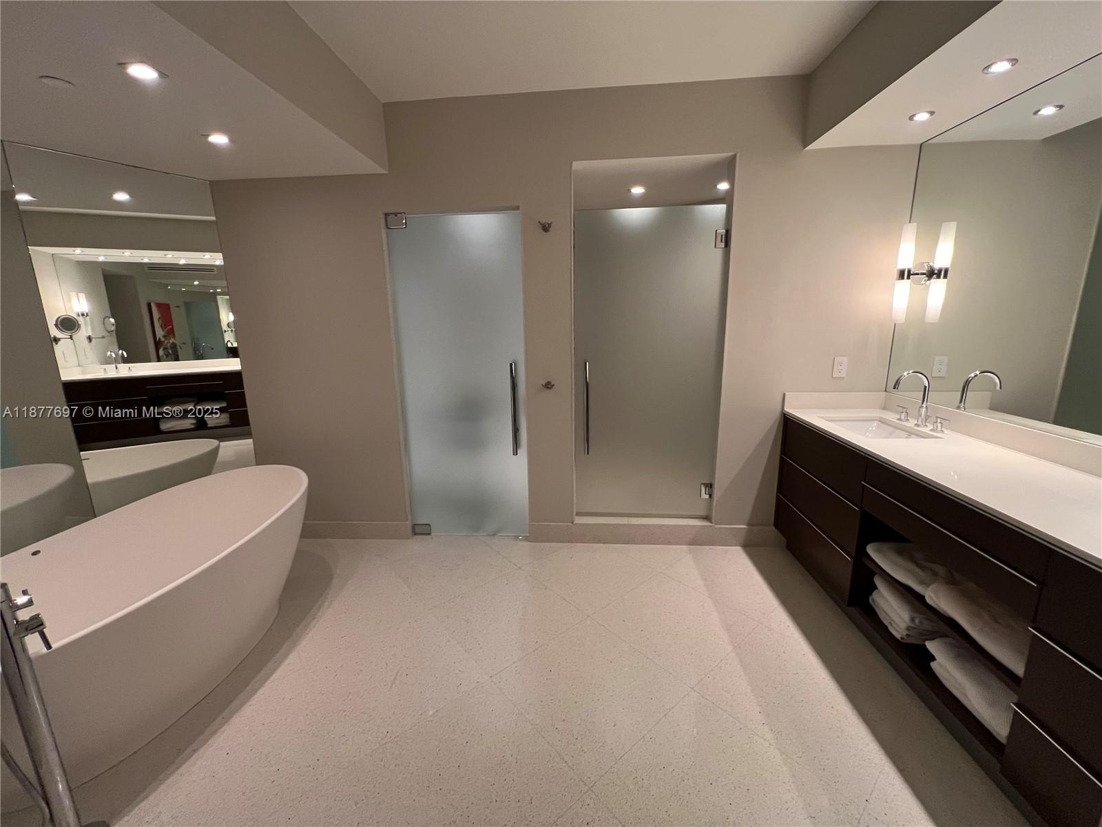 300 S Pointe Dr 2806