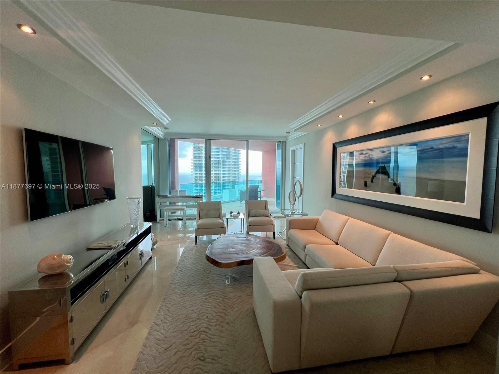 300 S Pointe Dr 2806