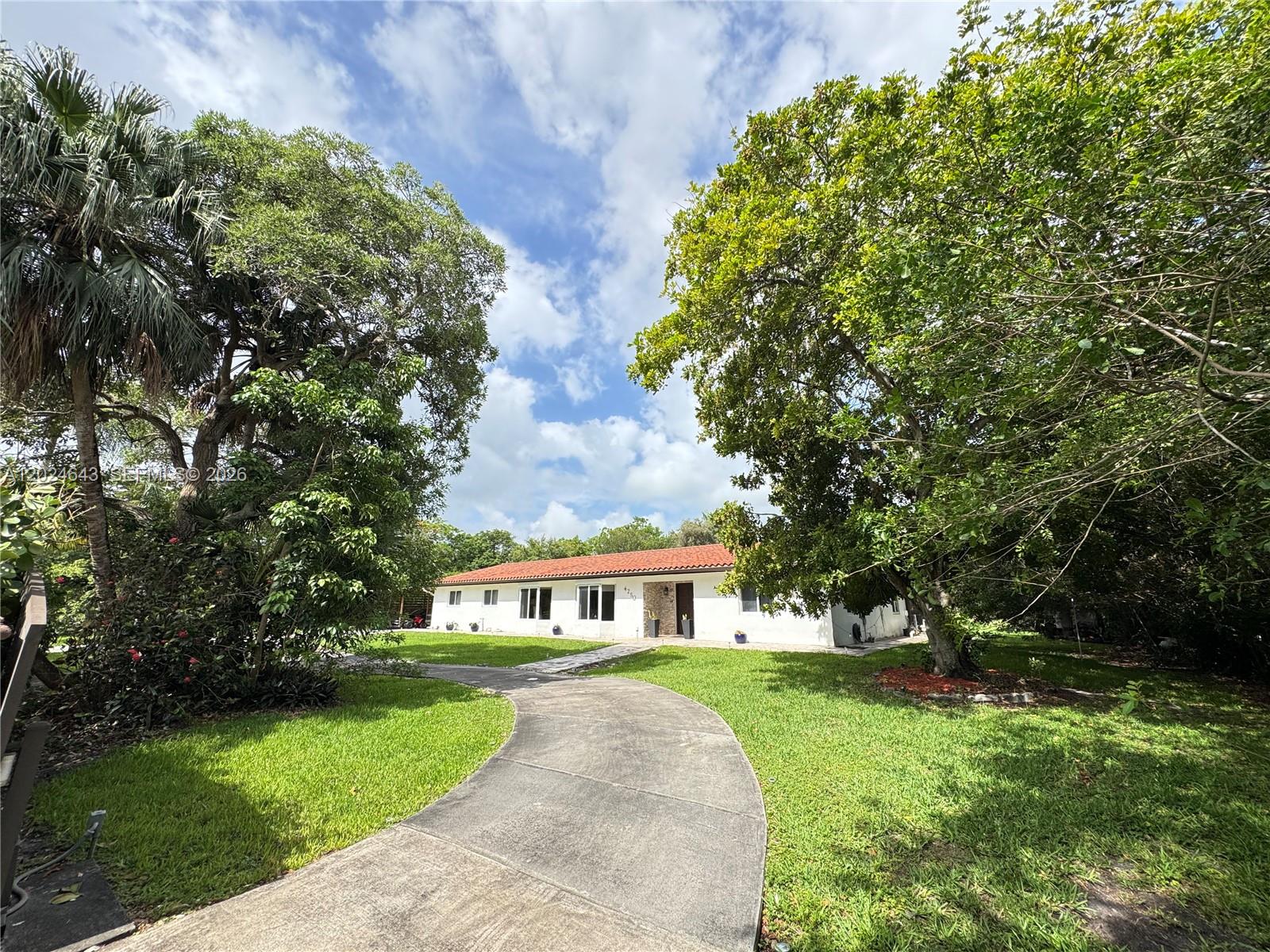 COUNTRY CLUB RANCHES SEC - Residential