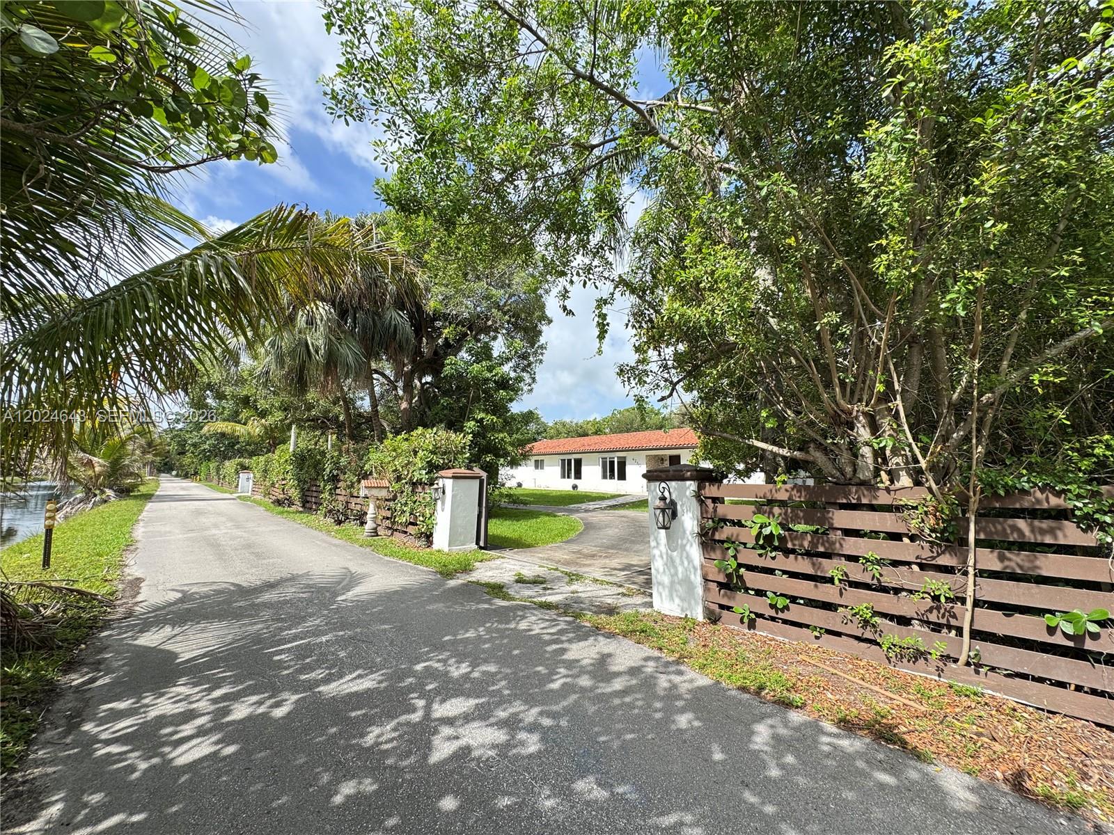 COUNTRY CLUB RANCHES SEC - Residential