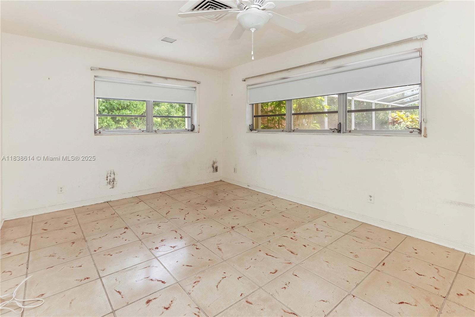 HOLLYWOOD LAKES SECTION - Residential