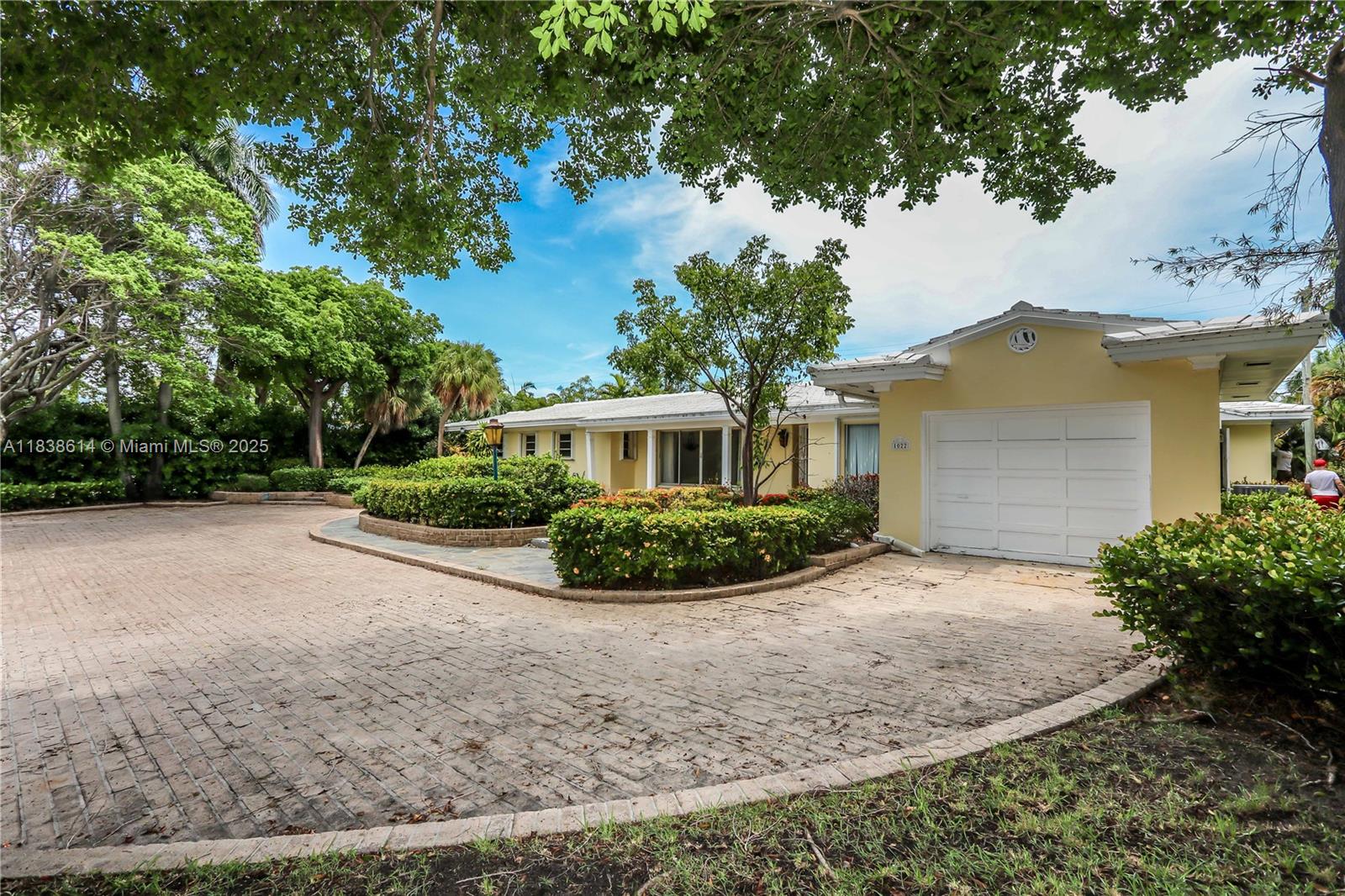 HOLLYWOOD LAKES SECTION - Residential