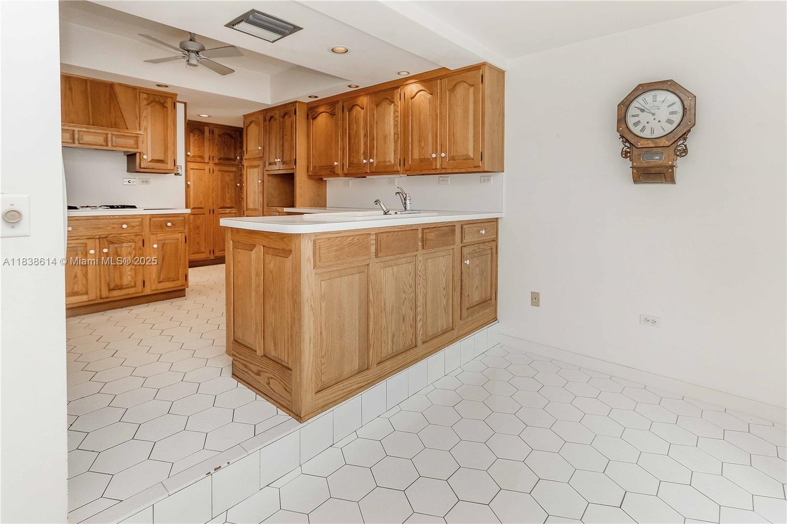 HOLLYWOOD LAKES SECTION - Residential