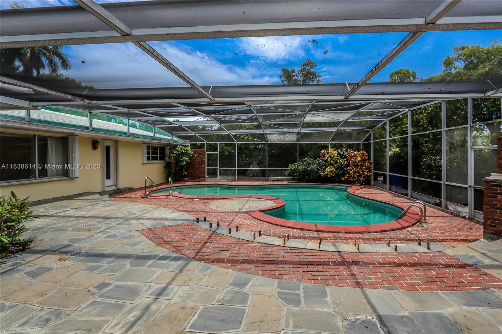 HOLLYWOOD LAKES SECTION - Residential