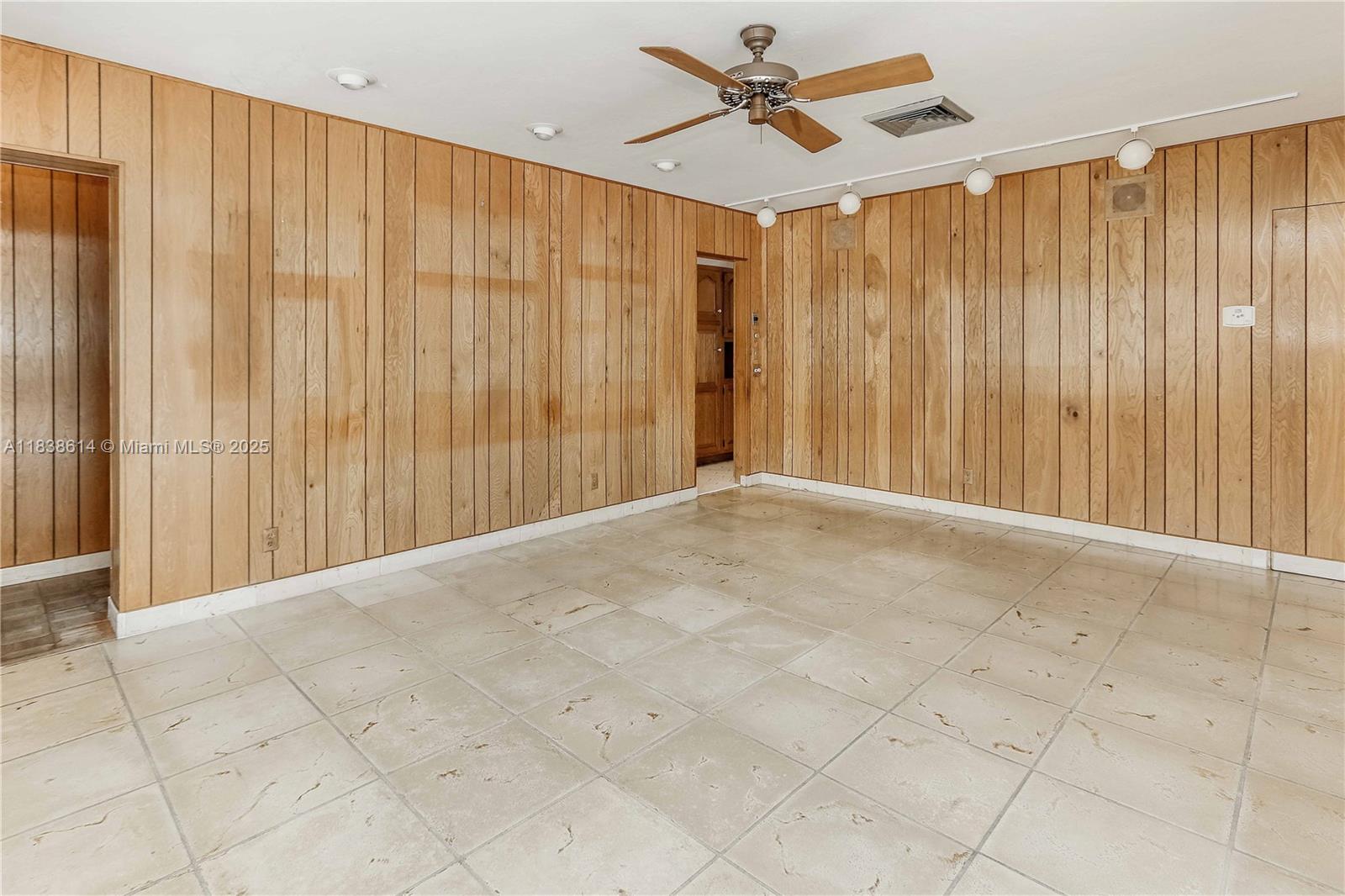 HOLLYWOOD LAKES SECTION - Residential