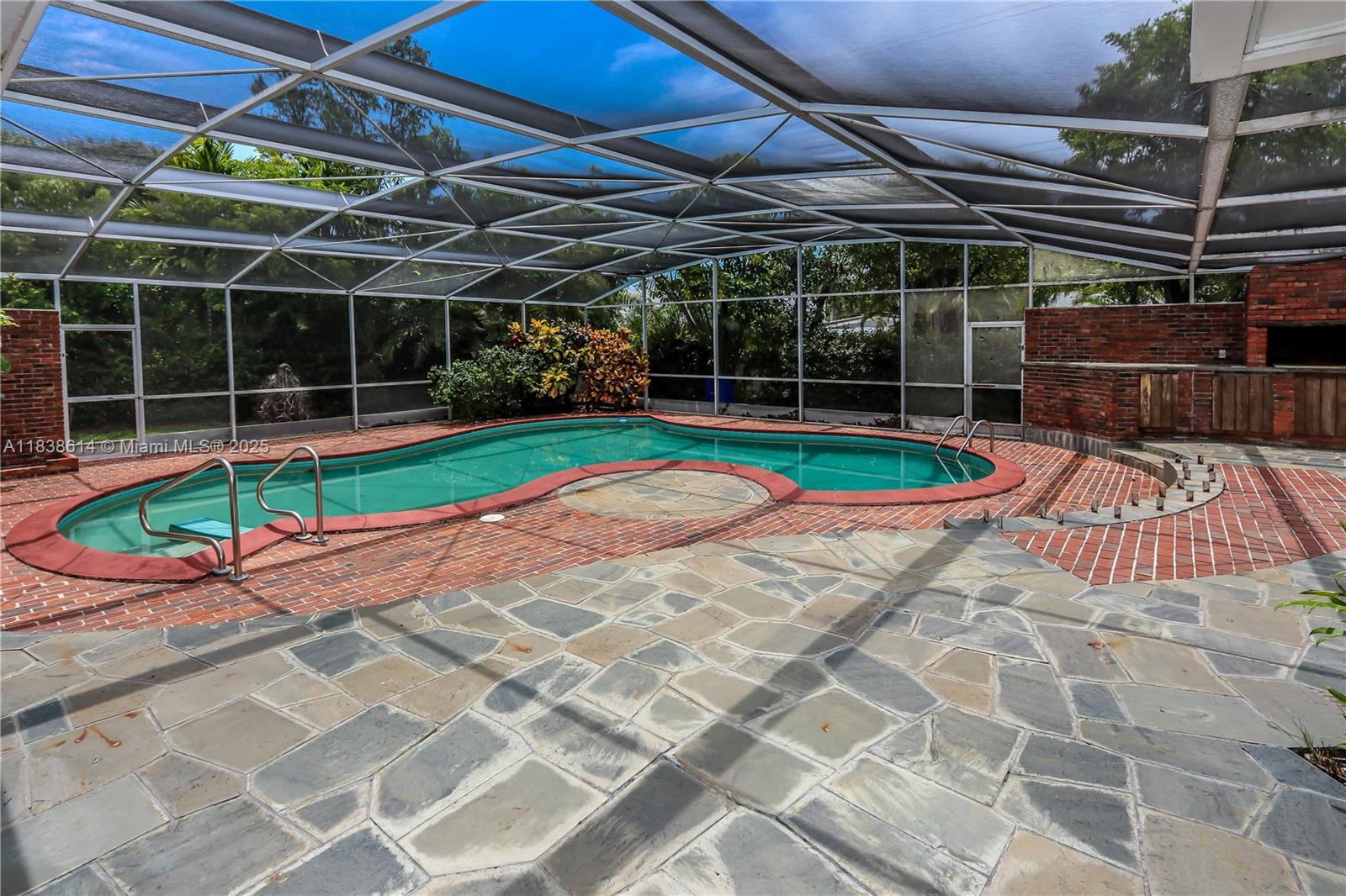 HOLLYWOOD LAKES SECTION - Residential