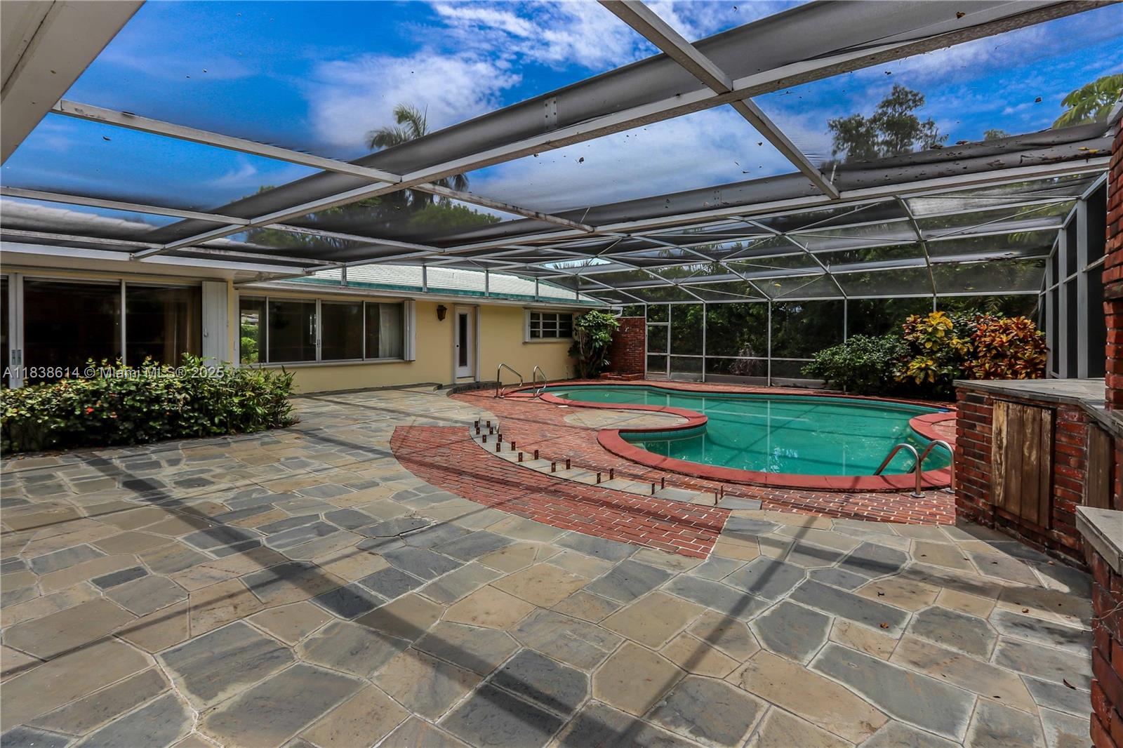 HOLLYWOOD LAKES SECTION - Residential