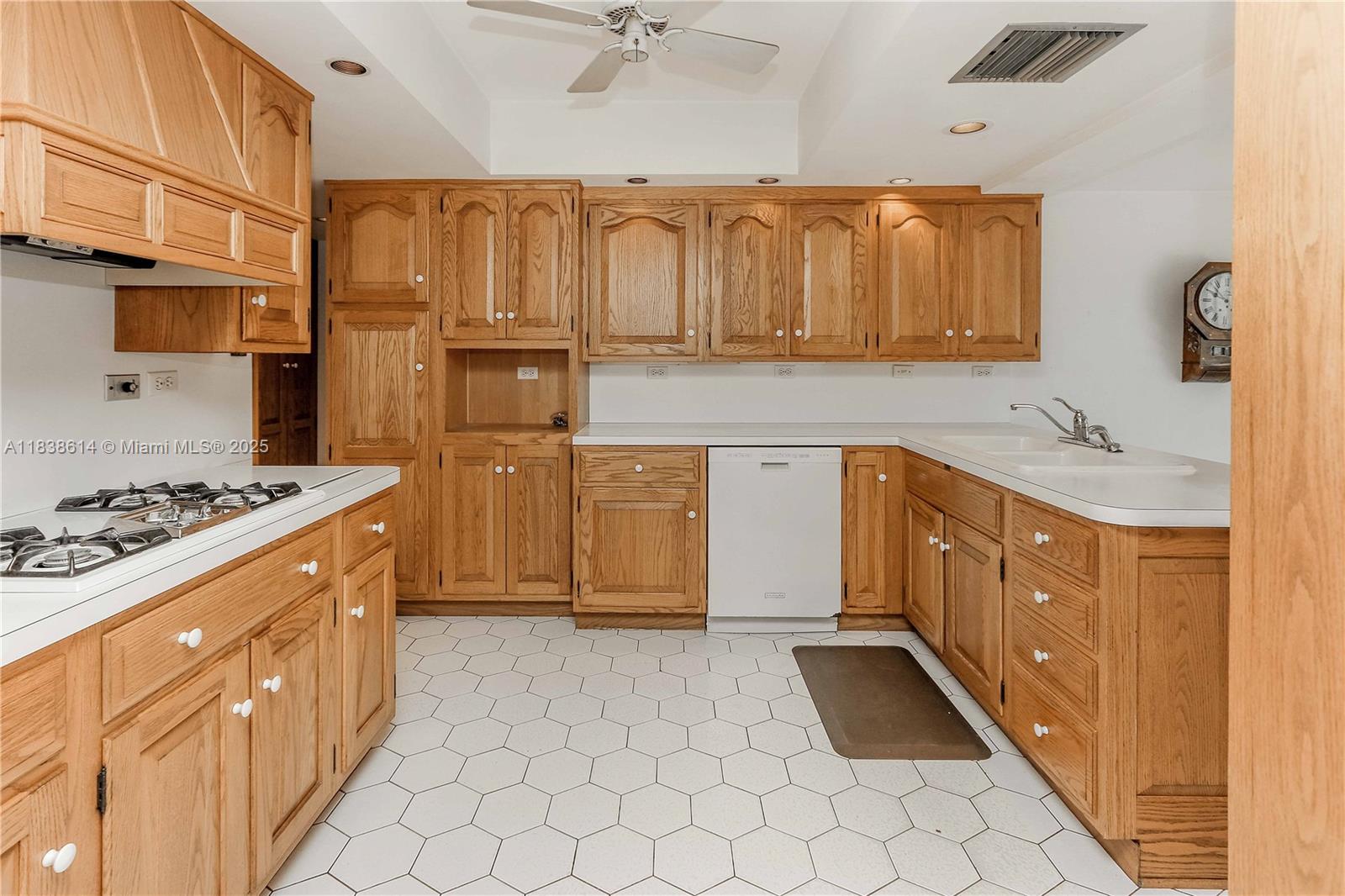 HOLLYWOOD LAKES SECTION - Residential