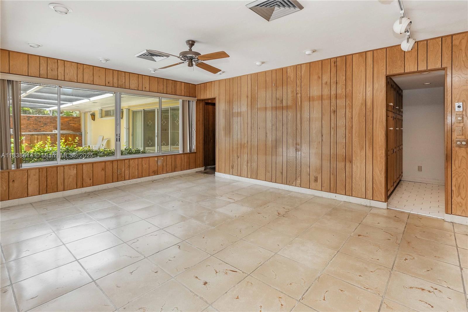 HOLLYWOOD LAKES SECTION - Residential