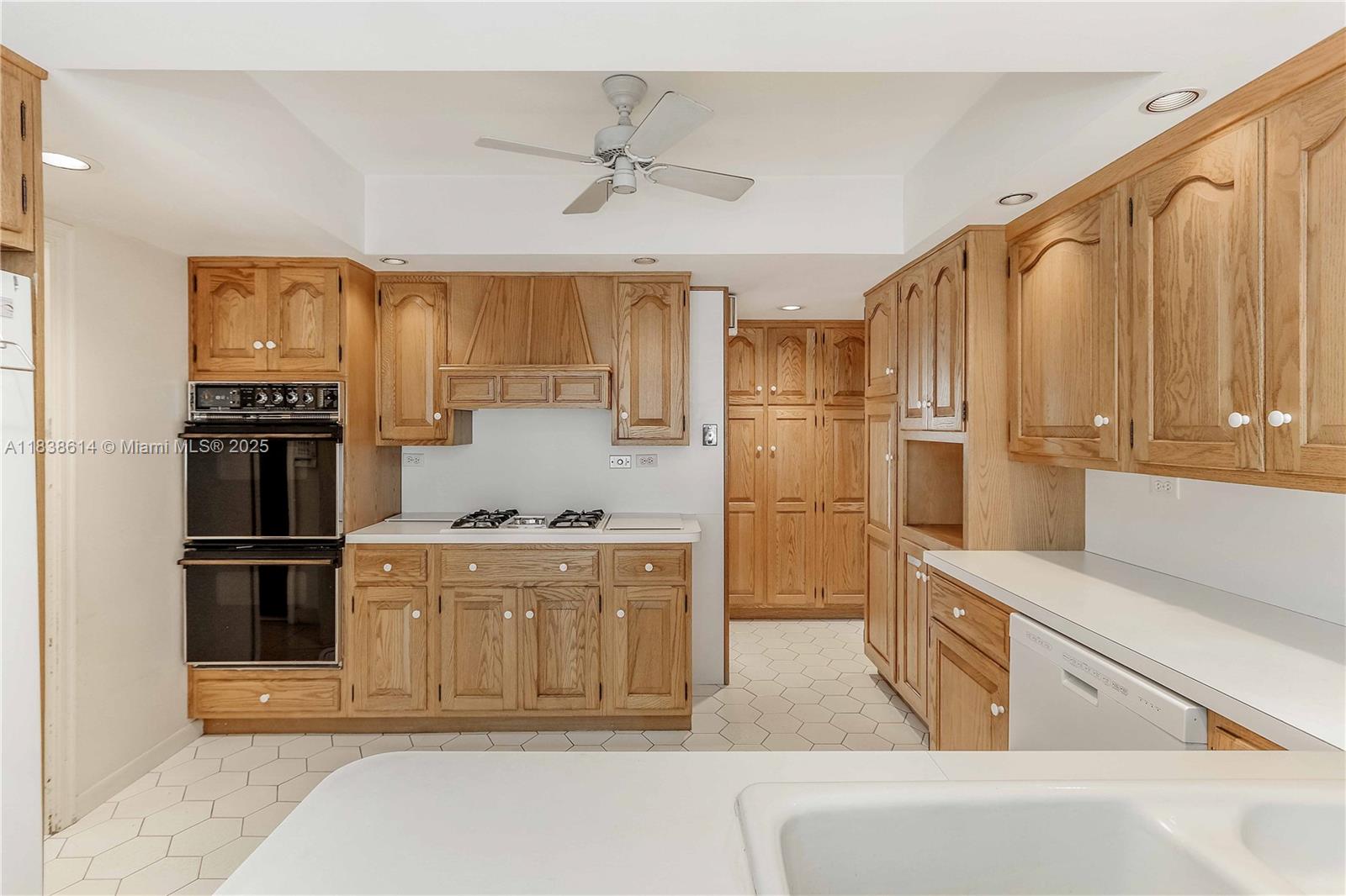 HOLLYWOOD LAKES SECTION - Residential