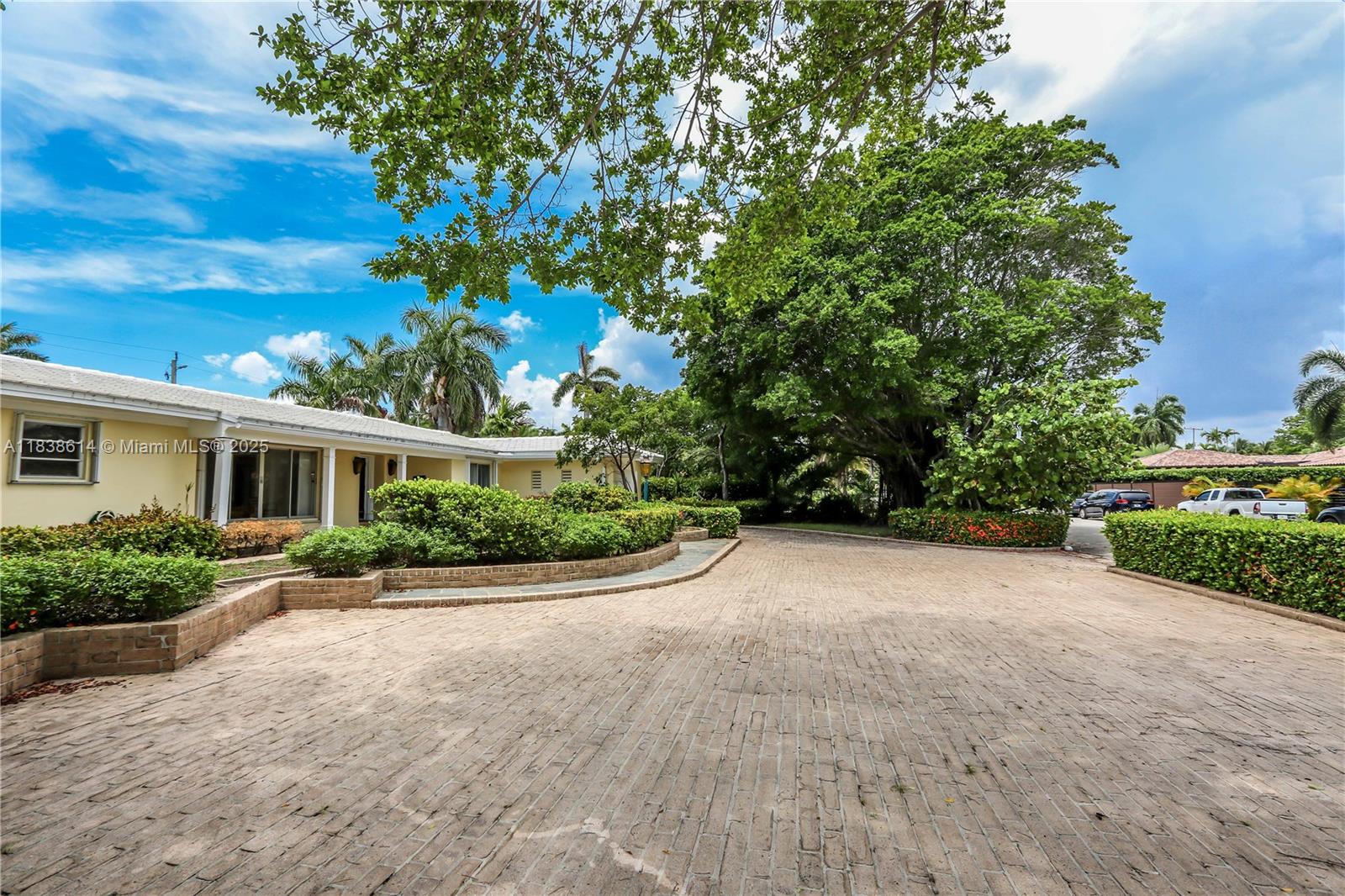 HOLLYWOOD LAKES SECTION - Residential