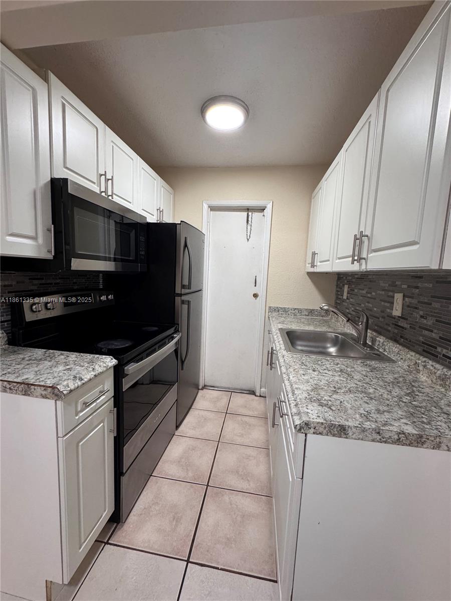 HOLLYWOOD LITTLE RANCHES - Residential Lease