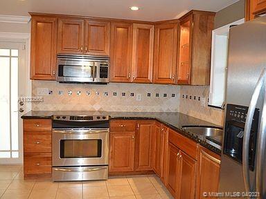 LLOYD ESTATES - Residential Lease