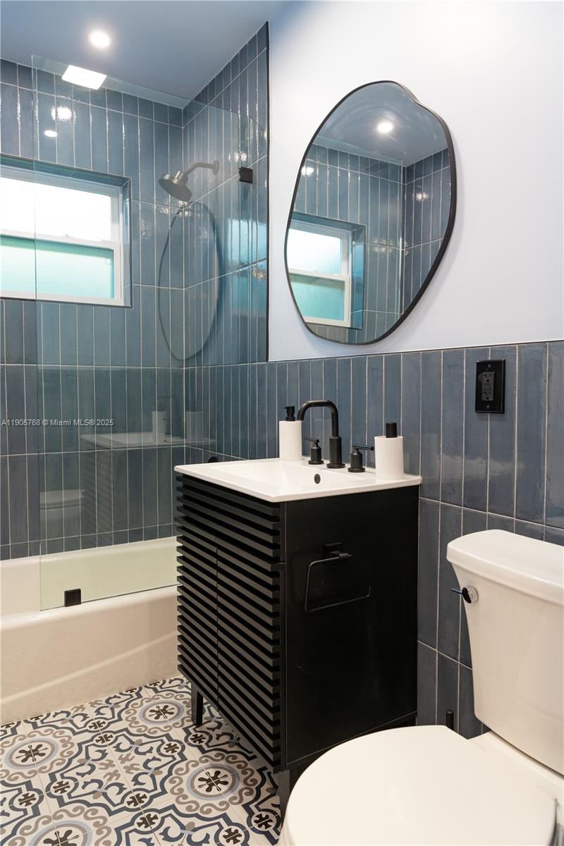 BISCAYNE COURT - Residential